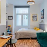 Central 2 Bedroom Flat In Trendy Area / Self Check-In