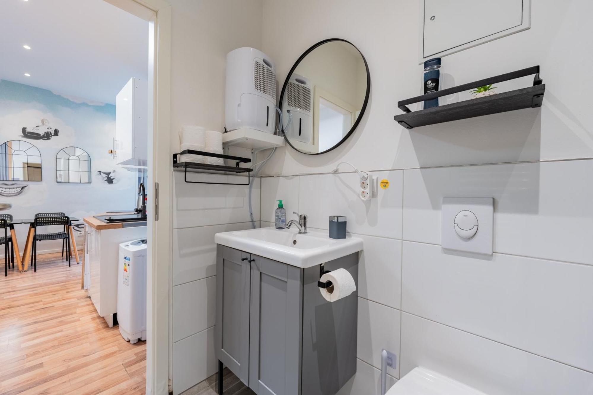 2 Bedroom Flat In Trendy Area / Self Check-in Berlino